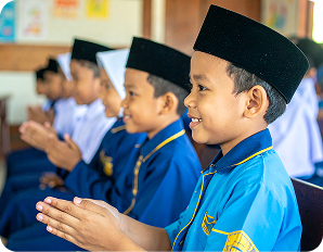 Firefly_Close-up front view of Indonesian kindergarten children sitting neatly in a classroom 723100