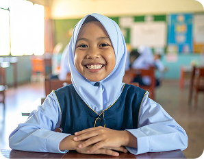 Firefly_Close-up front view of a smiling Indonesian kindergarten girl facing the camera. She 614363
